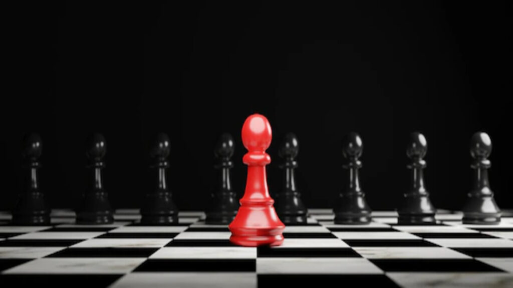 مهره قرمز شطرنج در میان مهره های سیاه